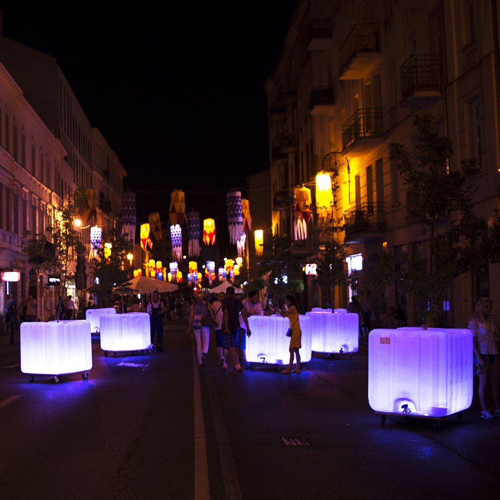 wędrujący las – mobilna instalacja przestrzenna